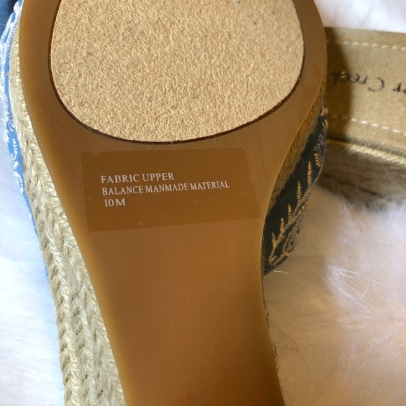 NWOT Cute Slip Ons 💞 - Picture 3 of 4